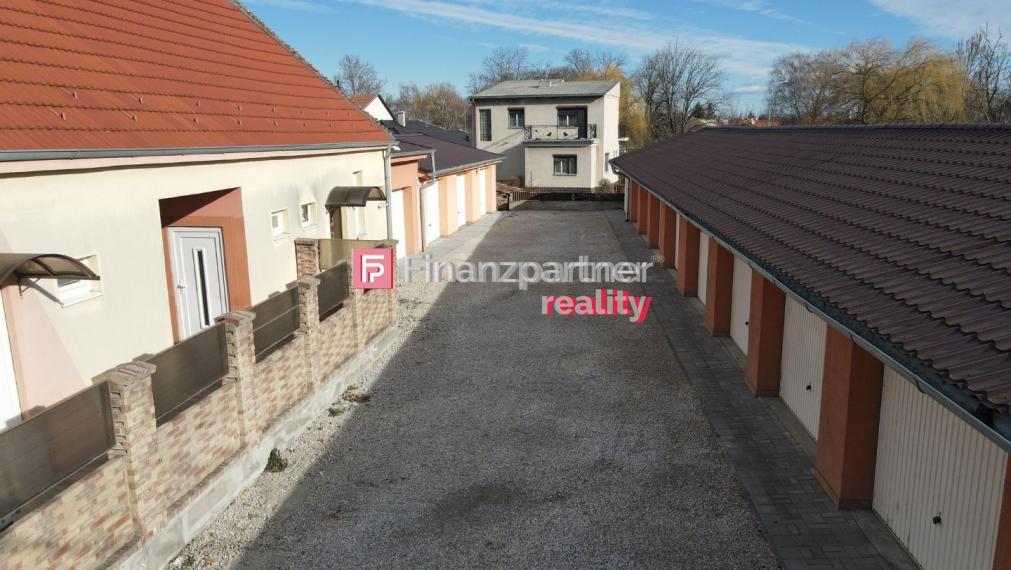 Na predaj Rodinný dom s 3 bytovými jednotkami a 14 garážami