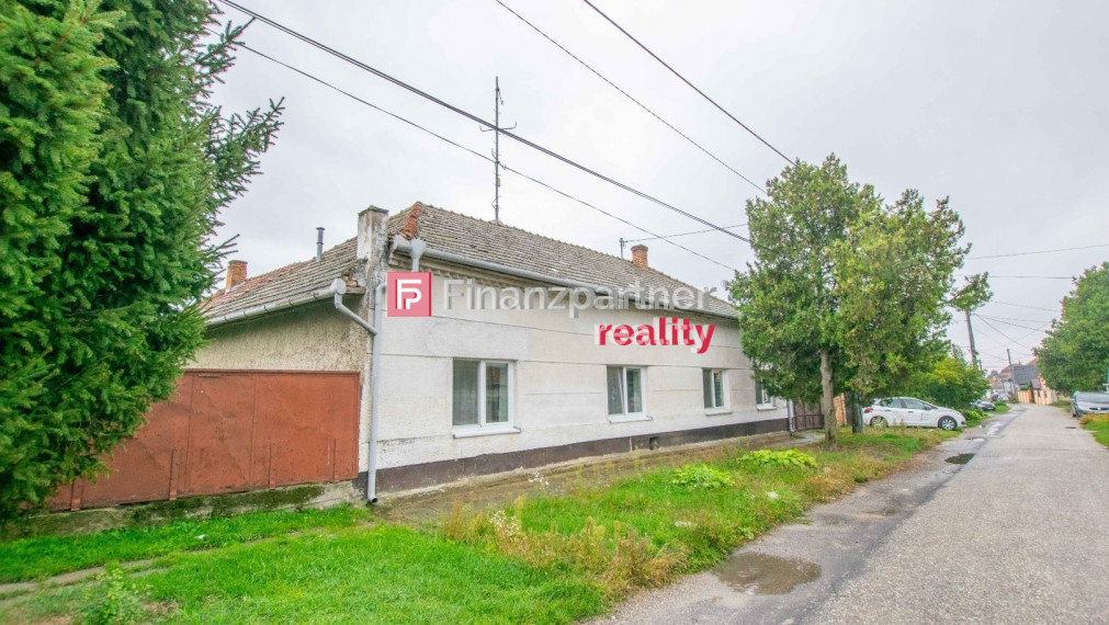 Priestranný Rodinný dom v pôvodnom stave na 15 árovom pozemku v obci Dvory nad Žitavou