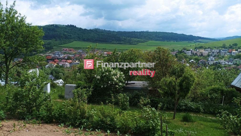 Slnečná záhrada s chatkou v lone prírody. (F026-14-ALPOi)