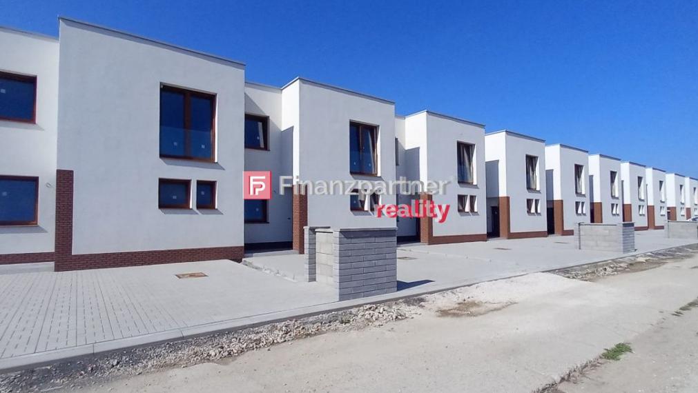 Akciová ponuka - veľkometrážny dom v radovej zástavbe, 1590 €/ m2, vhodný aj na podnikanie, Nová Dedinka