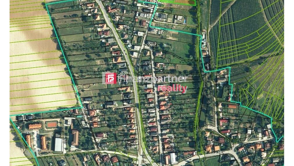 Stavebný pozemok na okraji obce Bojničky so stavebným povolením, Hlohovec