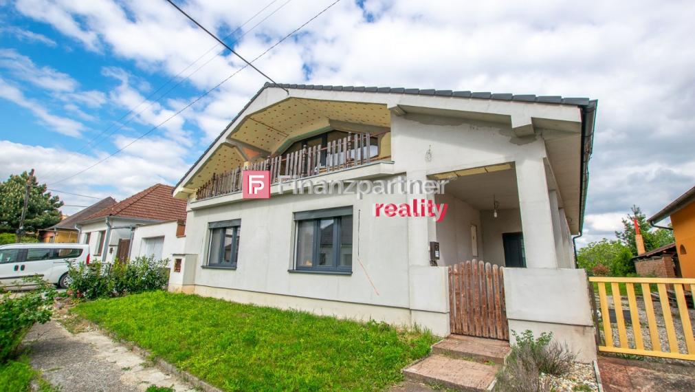 F032-12-BLJE, Exkluzívne rodinný dom na tichej ulici v Pate