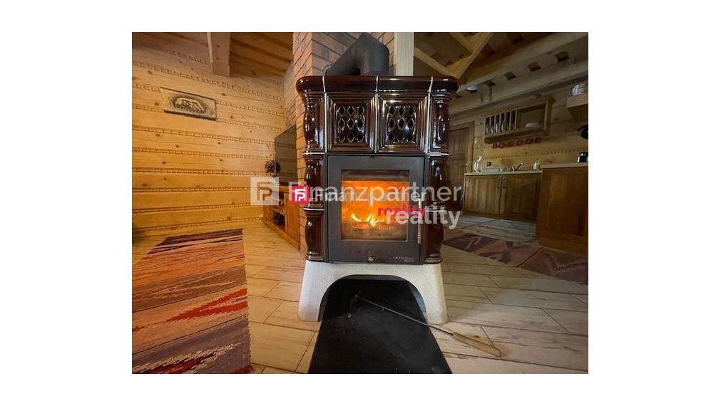 Krásny pozemok s ešte krajšou takmer novou chatou pod lesom s MHD (F580-13-ANMi)