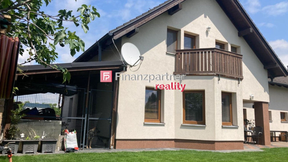 6-izbový rodinný dom s dvojgarážou, záhradou a krbom – Chorvátsky Grob, Lúčna ulica