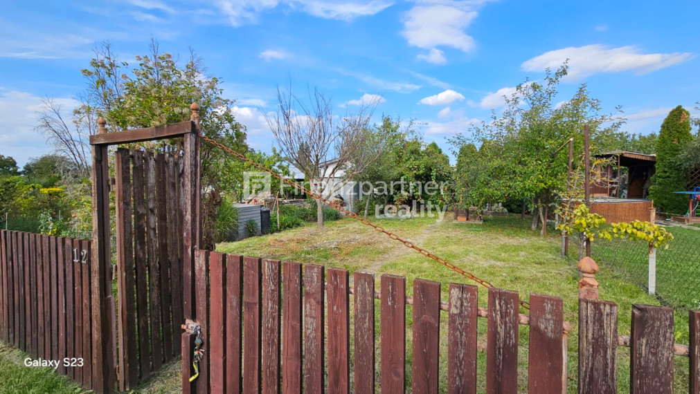 (REZERVOVANÉ) Exkluzívna záhrada s chatkou a plným vybavením v Bohdanovciach nad Trnavou!