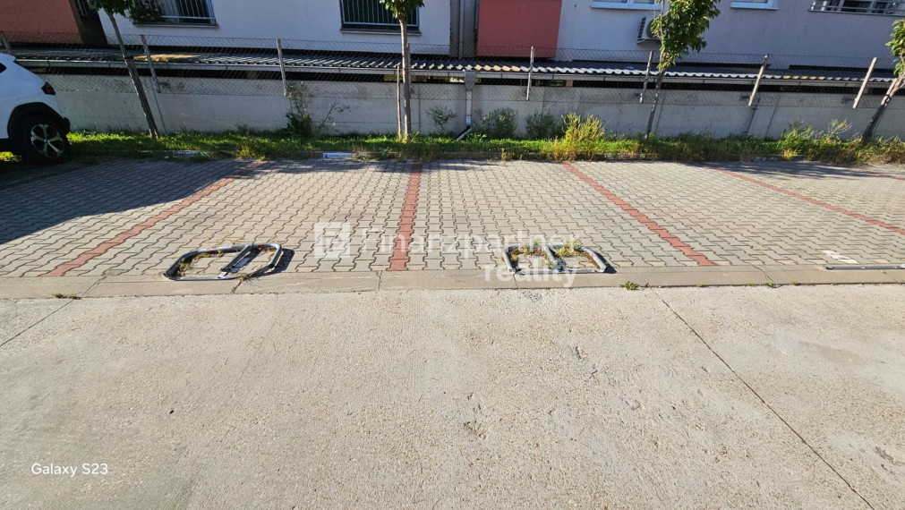 (PREDANÉ)Predám vonkajšie parkovacie miesto v Pezinku, Muškáty!