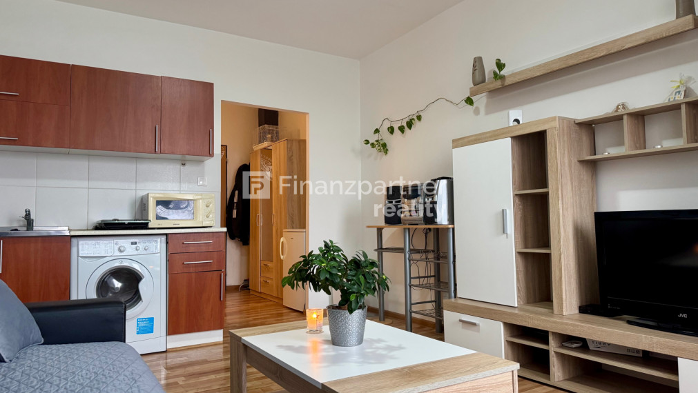 REZERVOVANÉ: Štýlová garsónka s priestranným balkónom – Trnava, ul. V. Clementisa