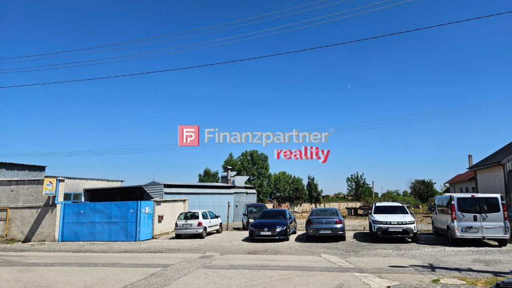 (REZERVOVANÉ) Priemyselný areál s 3 halami a kanceláriami (159 000e)