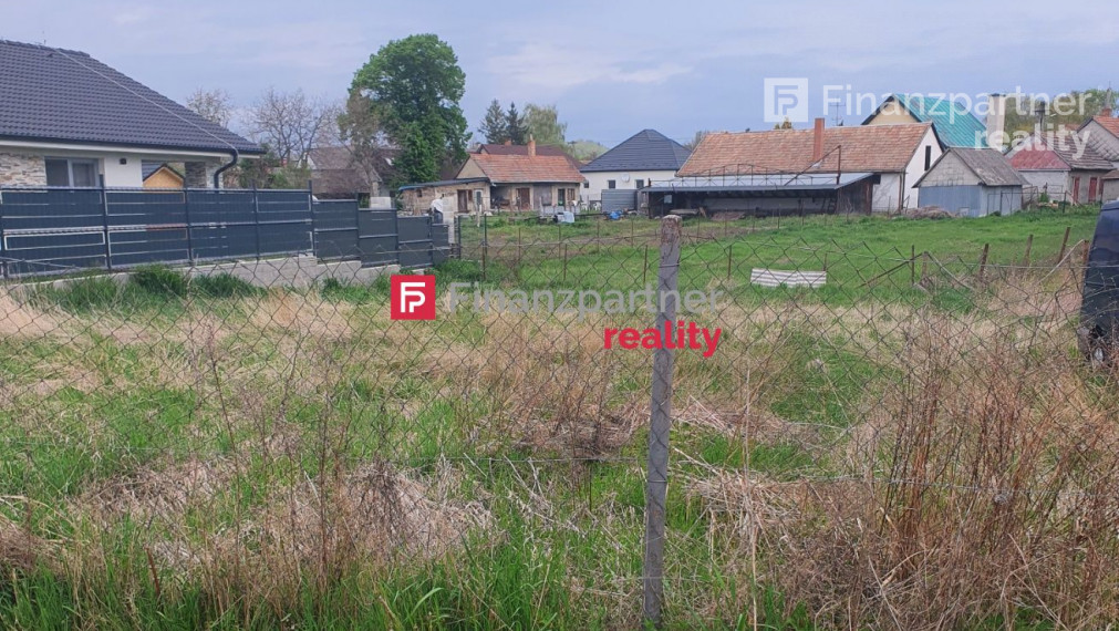 Pozemok v obci Číčov ( F089-14-REM)