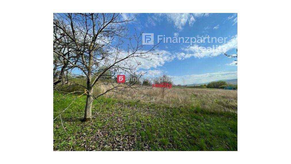 Pozemok Petrovany- Močarmany: 5,5m x 177m (F189-14-ANM)