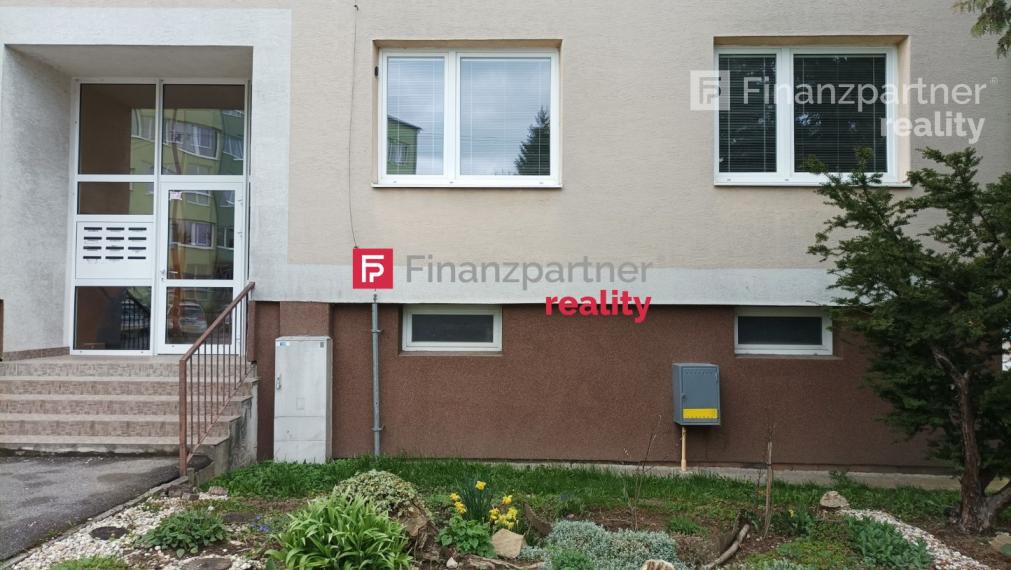 Priestranný  4 izbový   byt v Starej Ľubovni  ( F027-114-ALPO)