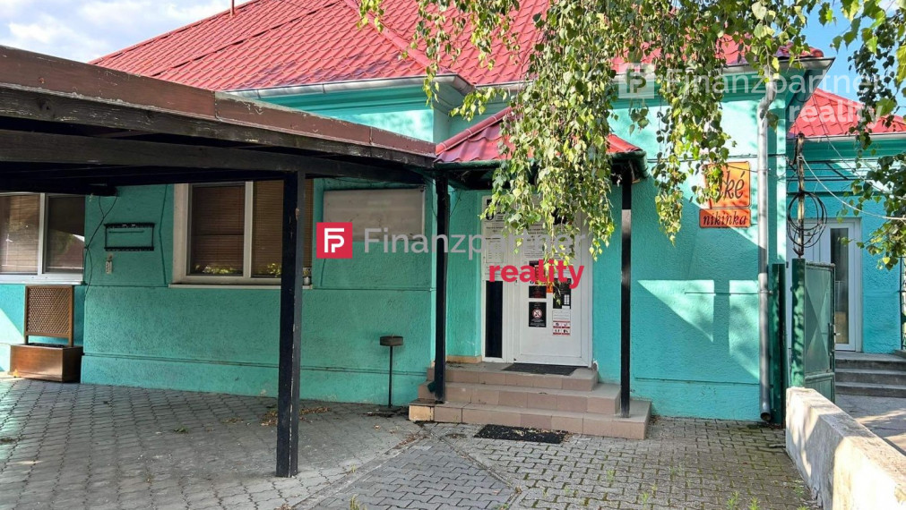 ZNÍŽENÁ CENA !!! / Rodinný dom (Prevádzkový priestor) s priestranným pozemkom vo Veľkom Mederi, s možnosťou si zakúpiť budovu, alebo pozemok OSOBITNE (F002-018-ESJA)