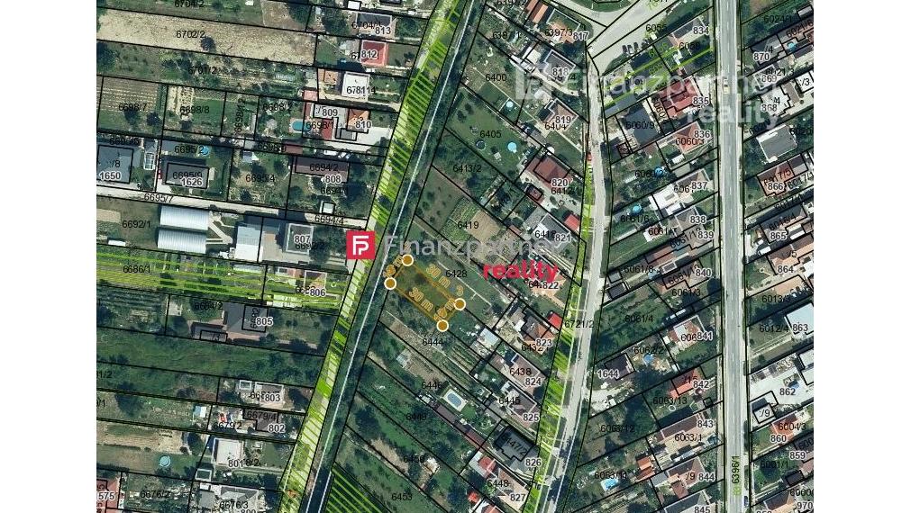 Ponúkame Vám na odpredaj časť záhrady, s perspekívou stavebného pozemku v Šoporni.