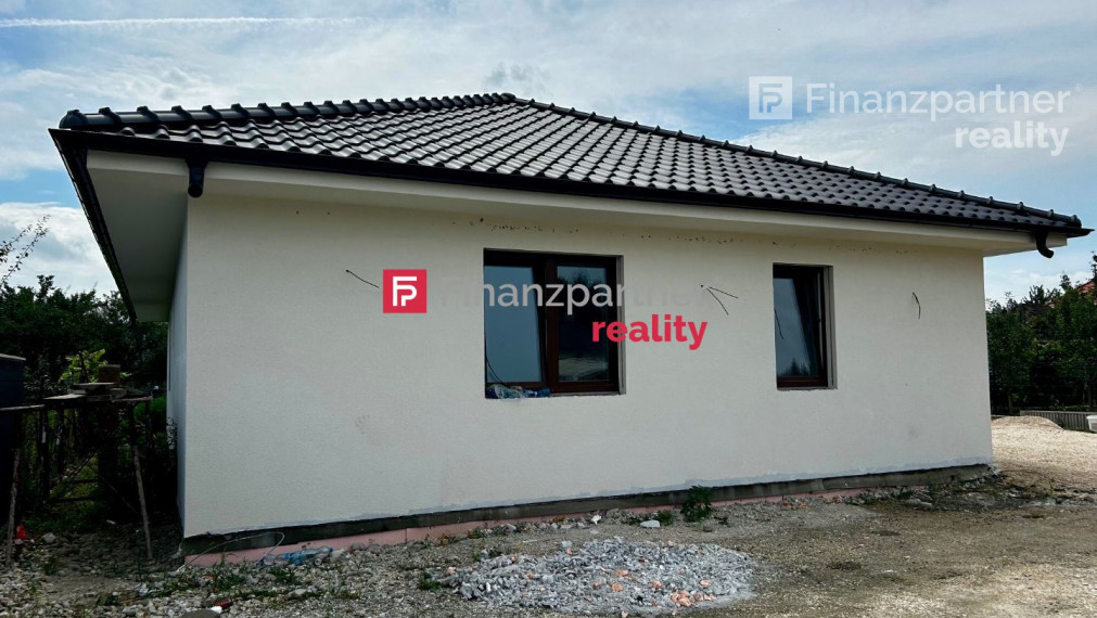 NA PREDAJ - priestranný bungalov v meste Kolárovo (F009-012-ESJAa)