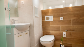 Kúpeľňa s WC .