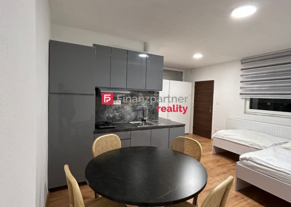 Na prenájom luxusný apartmán v centre mesta na prízemí so vstupom z ulice na Floriánovej ul. (F030-215-Mato)