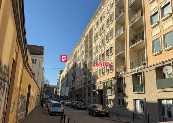 Na predaj 2 izbový byt Bratislava - Staré Mesto, čiastočná rekonštrukcia