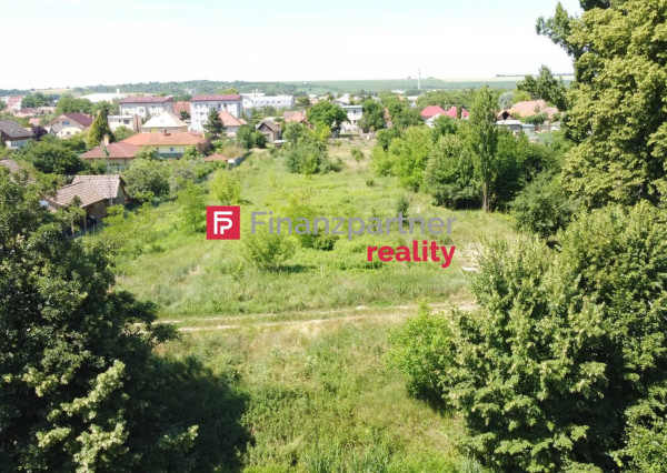 Slnečný pozemok v prírode, blízko riečky Malá Nitra, Nitra