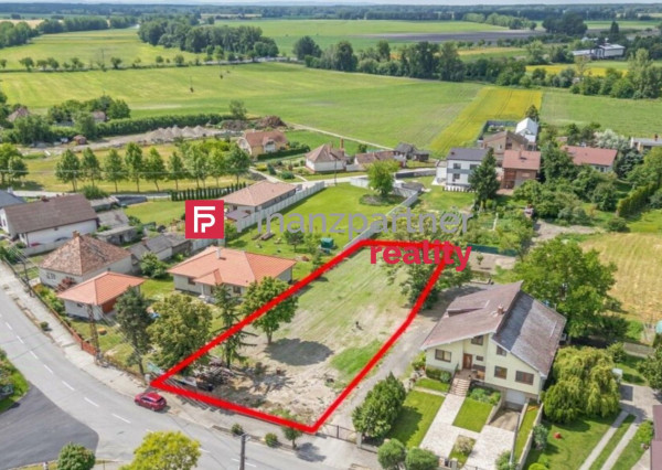 Priestranný stavebný pozemok v obci Čiližská Radvaň (F027-014-ESJAa)