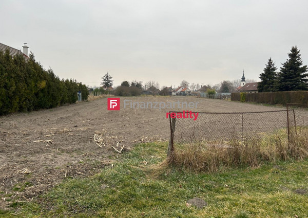 Slnečný stavebný pozemok v tichej časti obce Čiližská Radvaň (F028-014-ESJAa)