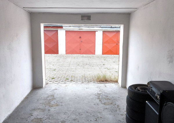 predaná GARÁŽ NA LABORECKEJ, výborný stav a lokalita