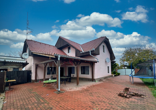 Rodinný dom s pozemkom 995 m², Vlčany, Šaľa