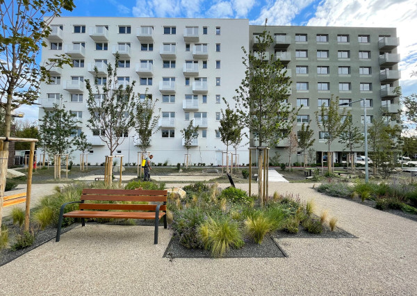 Parkovaciie miesta neďaleko bratislavského letiska.