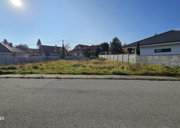 Predaj: Stavebný pozemok v centre Limbachu (slepá ulica)
