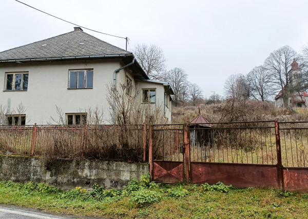 Exkluzívne na predaj rodinný dom s pozemkom v obci Šapinec