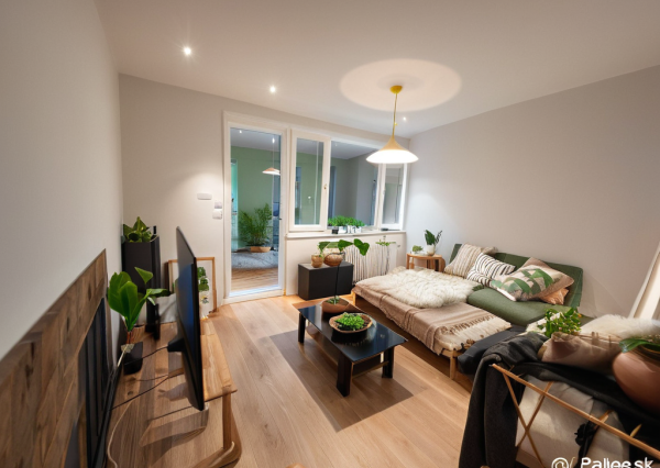 Novinka - ideálny 2-izbový byt s loggiou vo vyhľadávanej lokalite obklopený zeleňou v Trenčíne.