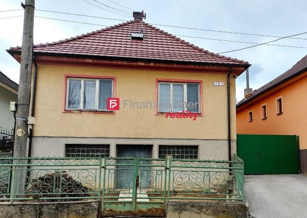 3 izbový dom s veľkým pozemkom v obci Radošina