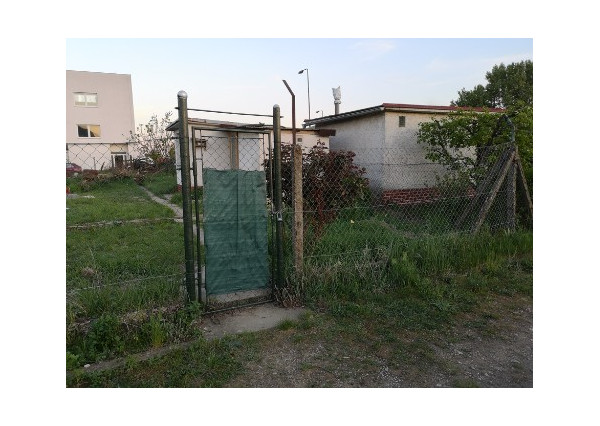 Slnečný pozemok 403 m² s chatkou a 2 studňami – Pezinok