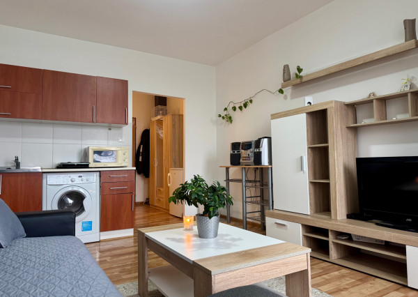 REZERVOVANÉ: Štýlová garsónka s priestranným balkónom – Trnava, ul. V. Clementisa