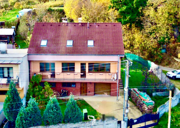 Byt v dome s dvorom a garážou, 204 úžitkovej plochy, Častá.