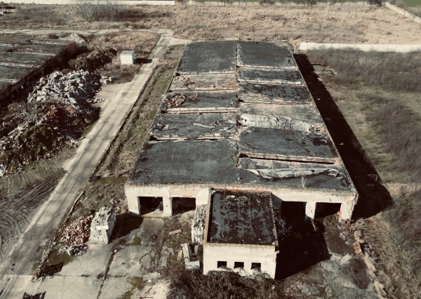 Investičný pozemok s výrobnou halou – Vydrany