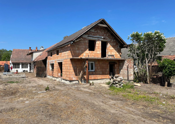 Rodinný dom vhodný na celkovú rekonštrukciu, Sekule, Senica