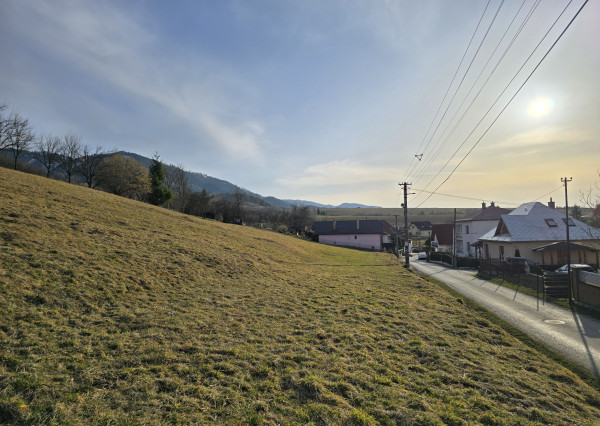 Slnečný pozemok s panoramatickým výhľadom – Dolná Tižina
