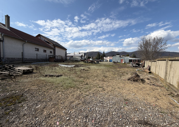 Lukratívny stavebný pozemok v priemyselnej zóne (1457 m²)