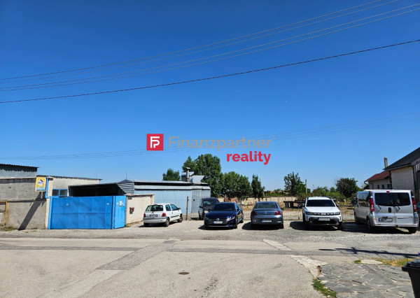 Priemyselný areál s 3 halami a kanceláriami (159 000e)