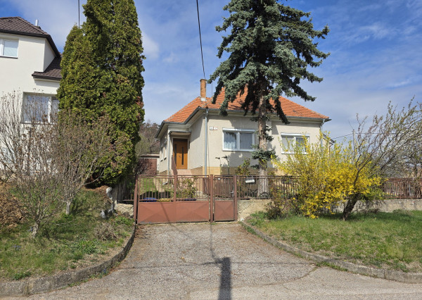 Predám 3 izbový rodinný dom, Nitra Čermáň, pozemok 8,5á