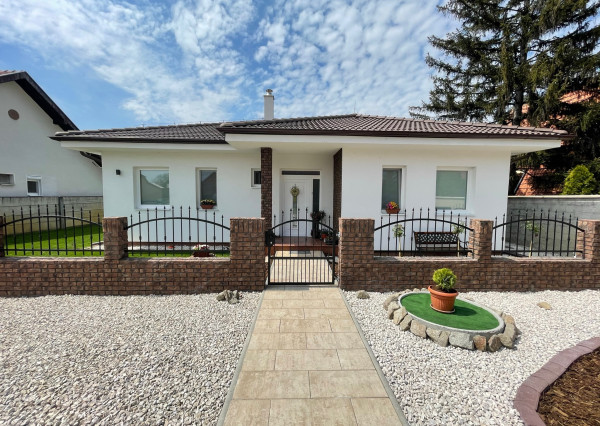 NA PREDAJ - Moderný rodinný dom v tichej lokalite vo Veľkom Mederi (F029-012-ESMA)