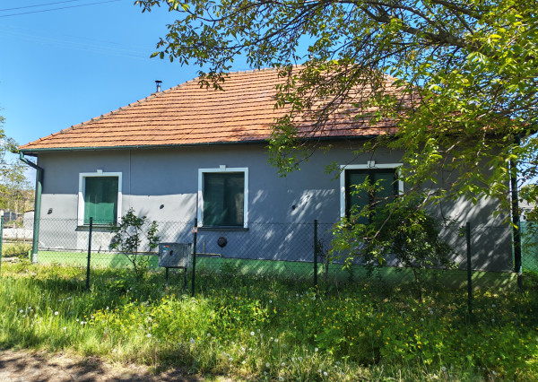 (F004-012KAPE) 3-izbový rodinný dom obec Kravany nad Dunajom