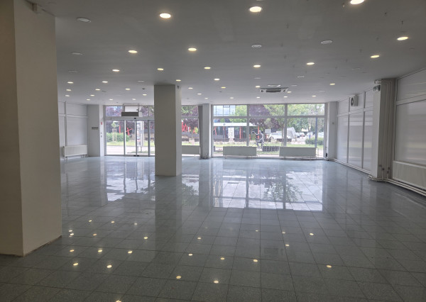 NA PRENÁJOM Lukratívny komerčný priestor 270 m² priamo na námestí v Michalovciach
