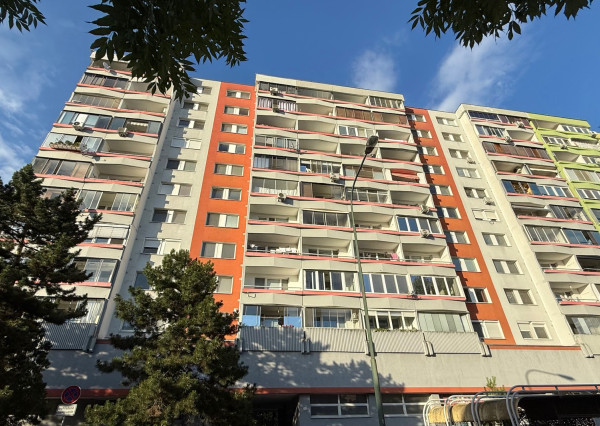 PREDAJ slnečný 3 IZB. BYT + LOGGIA Bratislava Podunajské Biskupice - čerstvo vymaľovaný