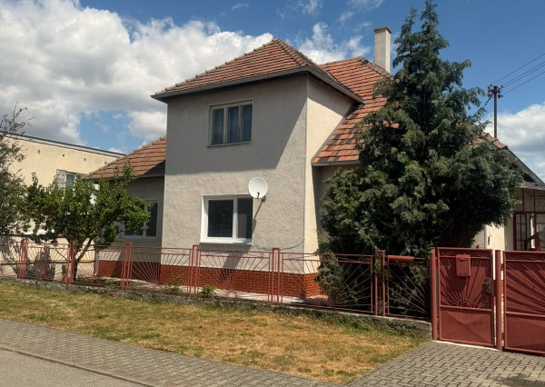 EXKLUZÍVNE: Rodinný dom s veľkým pozemkom (1 590 m²), Hronské Kľačany