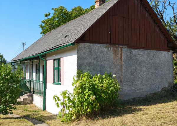 Slnečný pozemok s domom v Krivanoch.  /F251-123-ALPO/