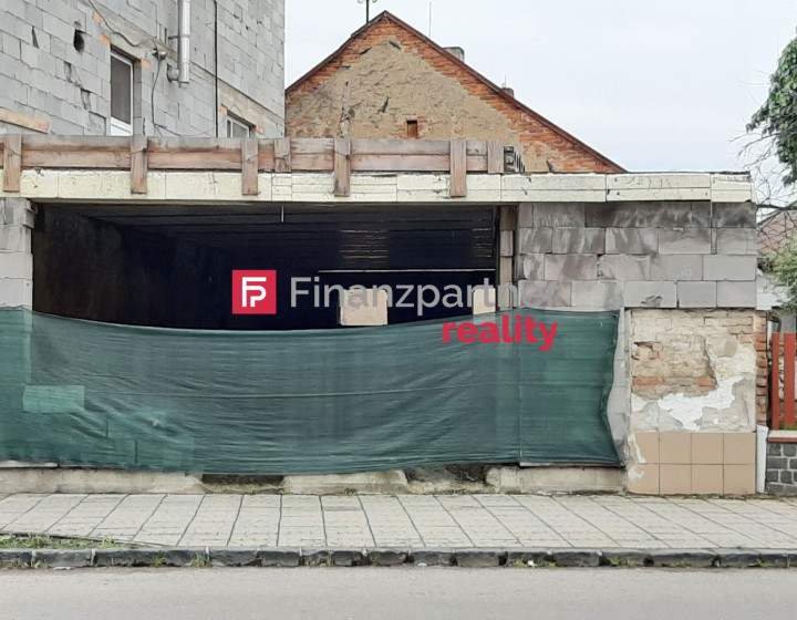 Exkluzívne na predaj rozostavaná budova v centre Sobraniec