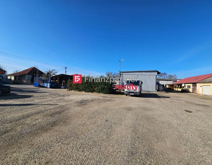 Na PREDAJ areál s výrobnou halou, kancelárskymi a skladovými priestormi vo Veľkých Dvorníkoch - CENA DOHODOU