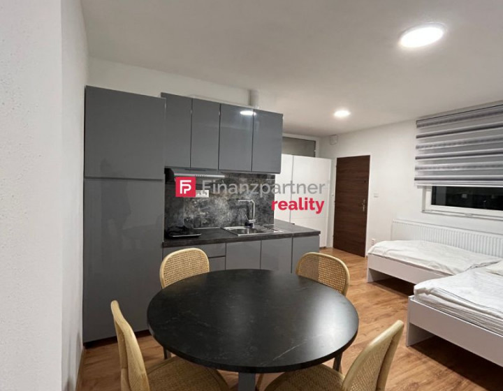 Na prenájom luxusný apartmán v centre mesta na prízemí so vstupom z ulice na Floriánovej ul. (F030-215-Mato)