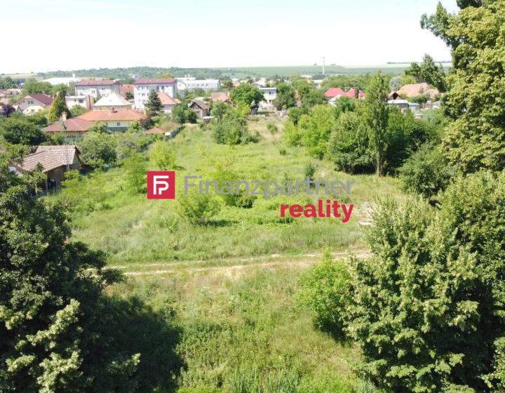 Slnečný a rovinatý pozemok v prírode, blízko riečky Malá Nitra, Nitra